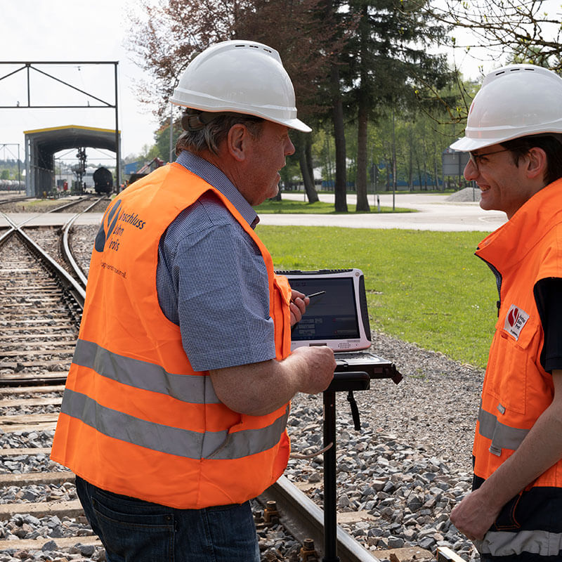 Gleisvermessung an der Anschlussbahn – ein erfahrener Experte im Gespräch mit dem Praktikanten